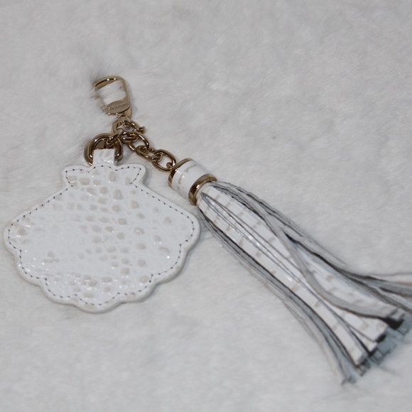 NEW! BRAHMIN Seashell Crystal Tassel Bag Charm Key Fob Sea Salt White Melbourne - Picture 2 of 3